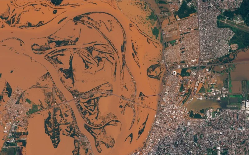 Imagem de satélite de área alagada e malha urbana